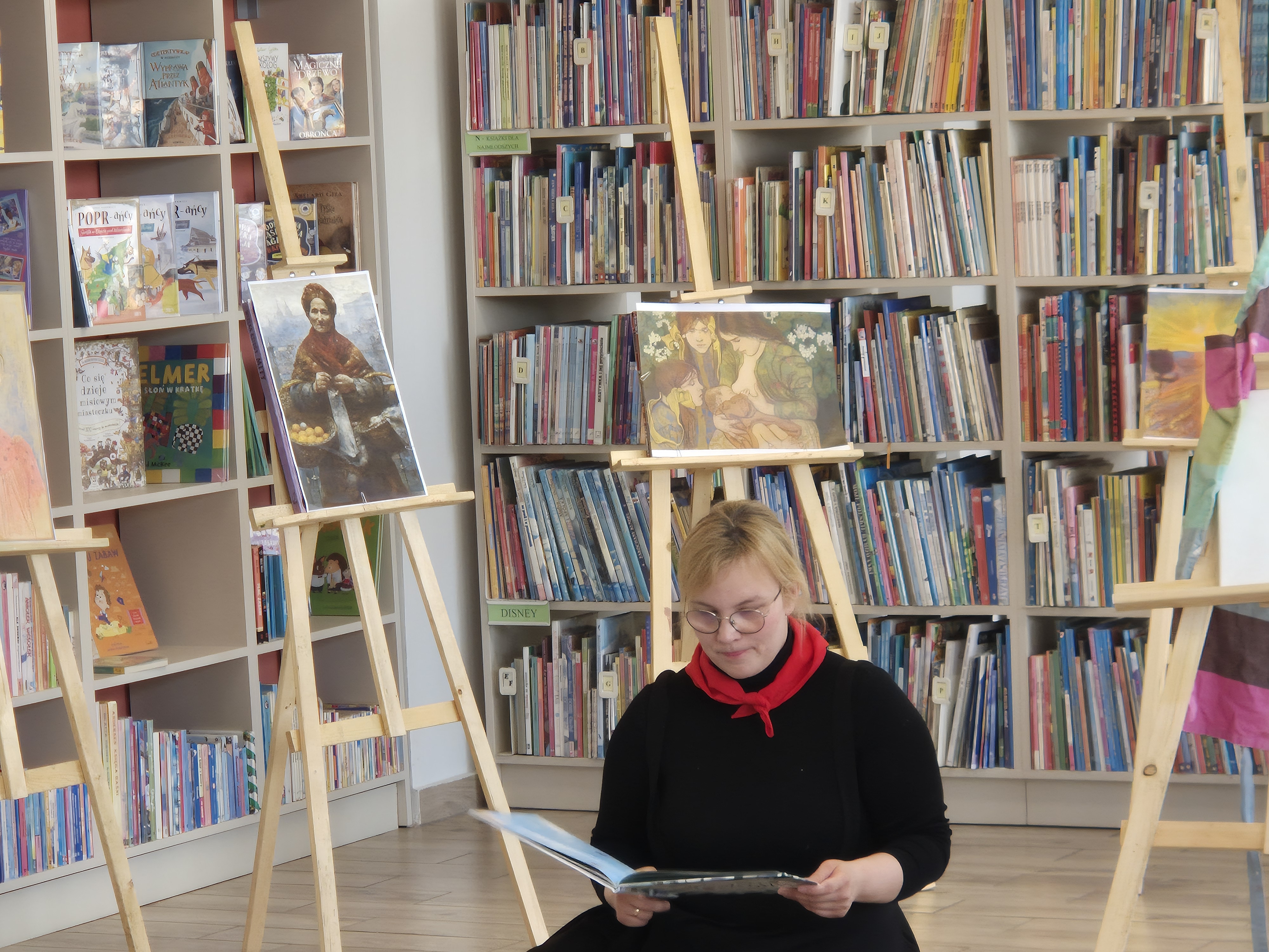 Warsztat grupowy w bibliotece w powiecie olsztyńskim