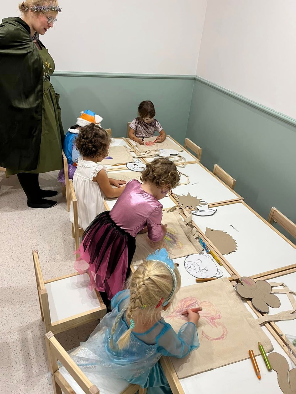 Dzieci podczas autorskich warsztatów plastycznych Mini Atelier